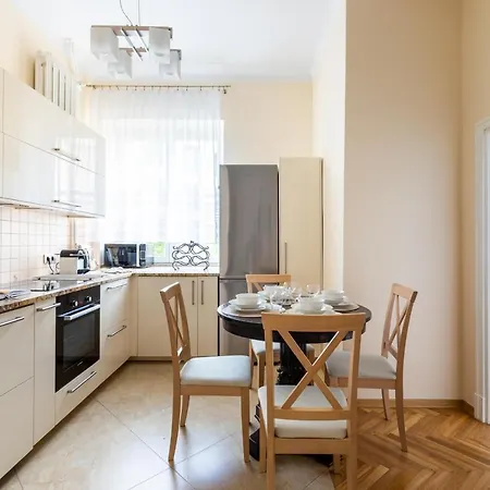 P&o Serviced Plac Konstytucji *